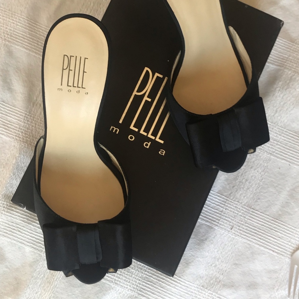 Beautiful Bow High Heel (3.5 inch) Black satin.